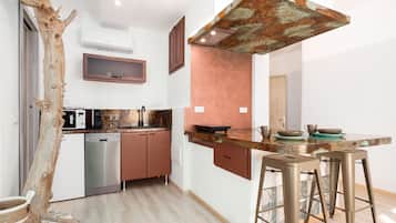 Kühlschrank, Mikrowelle, Herdplatte, Geschirrspüler