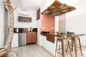 Kühlschrank, Mikrowelle, Herdplatte, Geschirrspüler