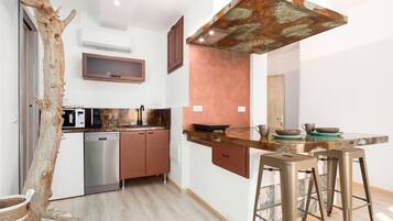 KĂŒhlschrank, Mikrowelle, Herdplatte, GeschirrspĂŒler