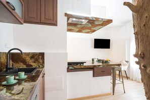 Kühlschrank, Mikrowelle, Herdplatte, Geschirrspüler