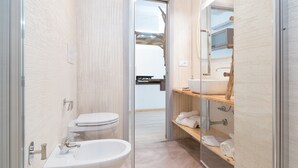 Une salle de bain moderne avec une douche à parois de verre, un lavabo blanc et des toilettes.