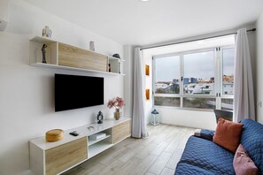 TV - Vacation Apartment 'Las Palmeras In Playa La Garita' with Wi-Fi and Air Conditioning (La Garita)