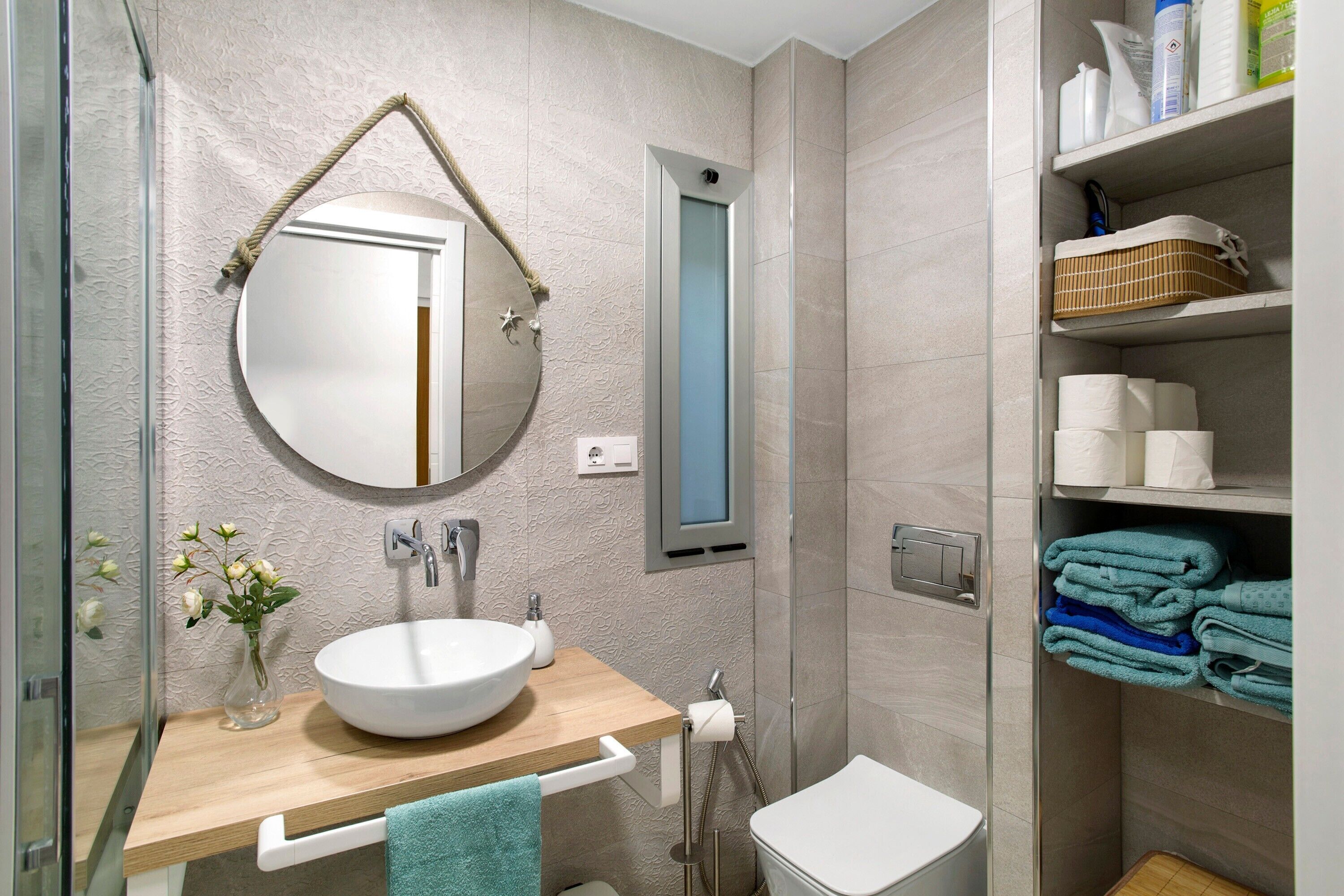 Shower, hair dryer, towels