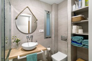 Douche, séchoir à cheveux, serviettes fournies