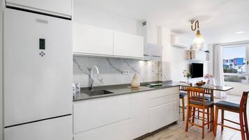 Een koelkast, een magnetron, een kookplaat, een vaatwasser