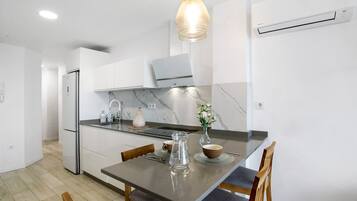 Fridge, microwave, stovetop, dishwasher