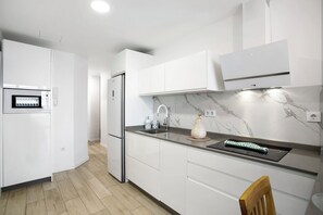Refrigerador, microondas, placa de cocina, lavavajillas