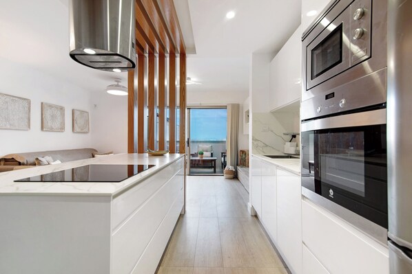 Frigorífic, microones, placa de cuina i rentaplats