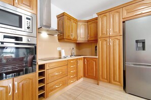 Kühlschrank, Mikrowelle, Herdplatte, Wasserkocher mit Kaffee-/Teezubehör