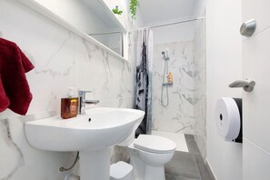 Ducha, secador de pelo, toallas