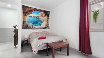 3 slaapkamers, een strijkplank/strijkijzer, gratis wifi, beddengoed
