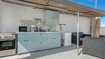 Een koelkast, een magnetron, een oven, een kookplaat