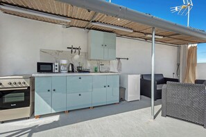 Frigorífico, microondas, horno y placa de cocina