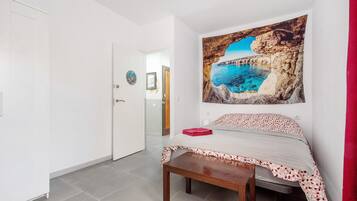 3 slaapkamers, een strijkplank/strijkijzer, gratis wifi, beddengoed