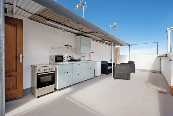 Frigorífico, microondas, horno y placa de cocina