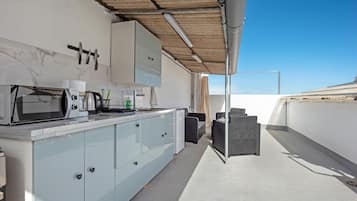 Een koelkast, een magnetron, een oven, een kookplaat