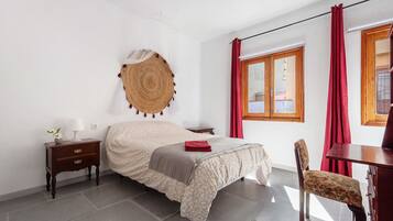 3 makuuhuonetta, silitysrauta/-lauta, ilmainen Wi-Fi, vuodevaatteet