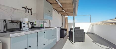 Réfrigérateur, micro-ondes, four, plaque de cuisson