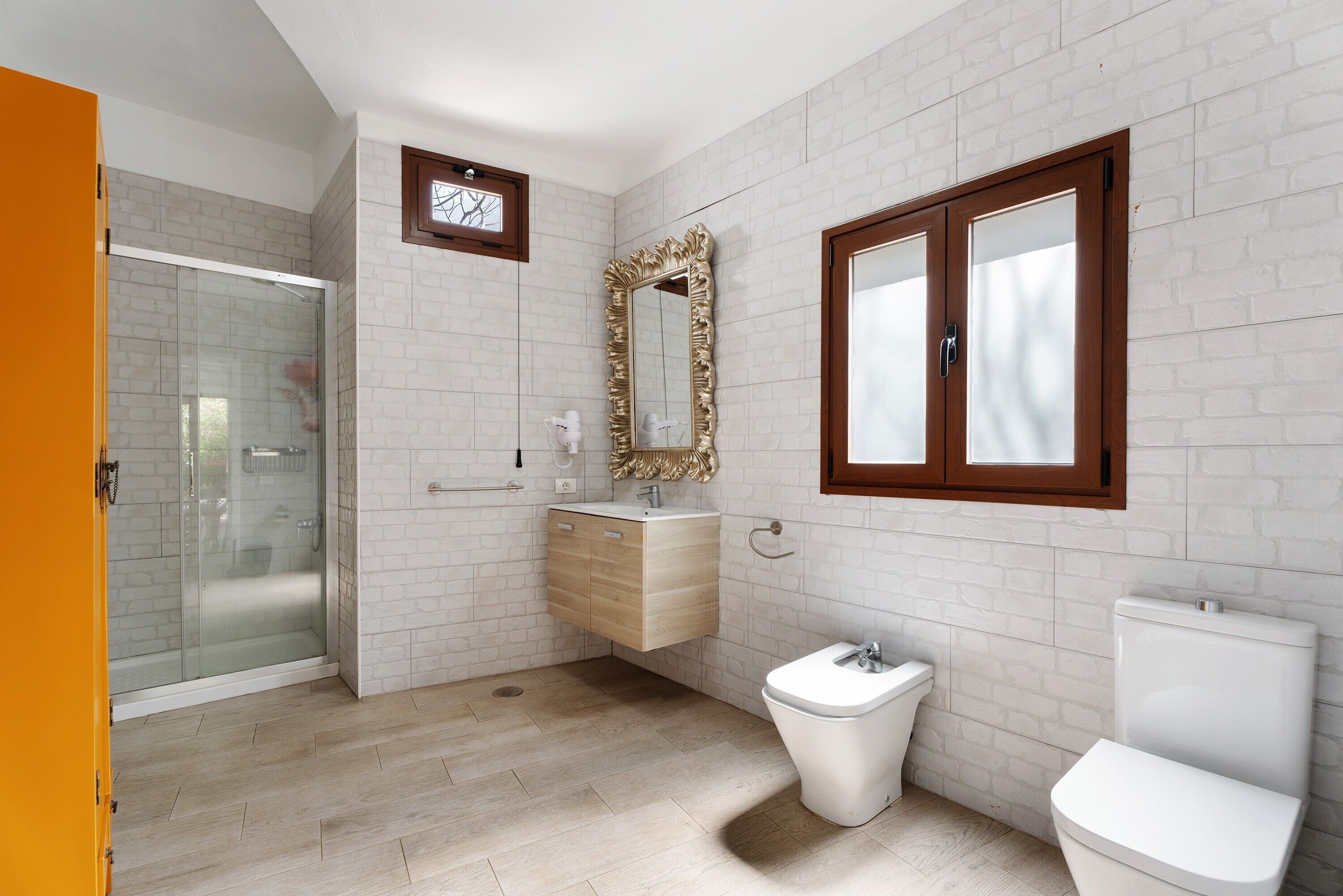 Shower, hair dryer, towels