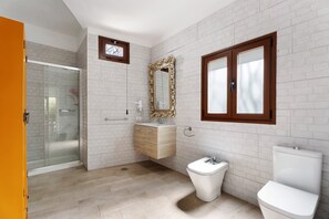 Douche, sèche-cheveux, serviettes fournies