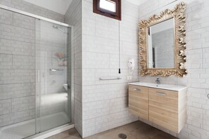 Shower, hair dryer, towels - Apartment 'Finca Wapa - Apartamento Bahia' with Sea View, Wi-Fi and Air Conditioning (Frontera)