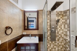 Shower, hair dryer, towels - Holiday Apartment 'Casa Nene' with Sea View, Private Terrace and Wi-Fi (El Caletón)