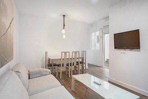 TV - Apartment 'Brianna' with Private Terrace, Wi-Fi and Air Conditioning (Jerez de la Frontera)