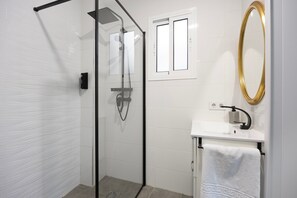 Dusche, Haartrockner, Handtücher