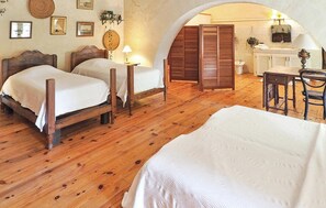 3 bedrooms, travel cot, free WiFi, bed sheets - Awesome home in Maussane les Alpilles (Maussane les Alpilles)