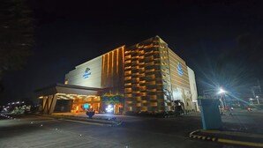 Un hotel moderno con una entrada destacada y una fachada bien iluminada.
