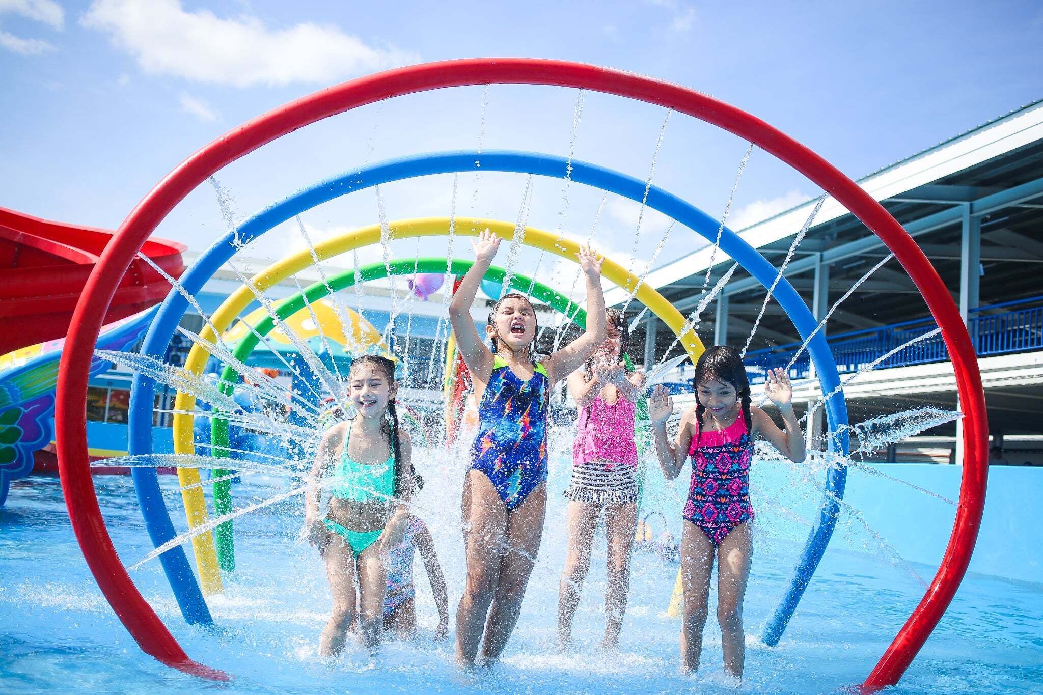 Ein Wasserspielplatz mit kreisförmigem Wasserspiel und Rutschen.