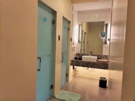 Deluxe Double Room, 2 Double Beds | Bathroom | Separate tub and shower, free toiletries, hair dryer, slippers