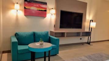 Deluxe Double Room, 2 Double Beds | Living area