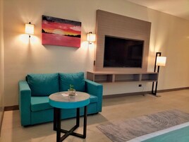 Deluxe Double Room, 2 Double Beds | Living area