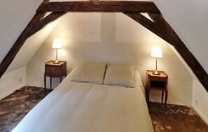 4 bedrooms, travel cot, free WiFi, bed sheets