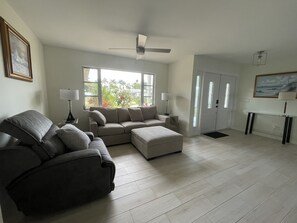 Een smart-tv en een open haard