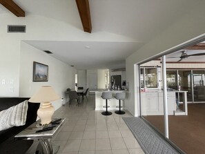 Een smart-tv en een open haard