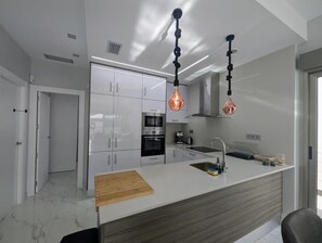 Fridge, microwave, oven, stovetop - Fee4Me Villa, Pool, Roofterrace and Relax (Alicante)