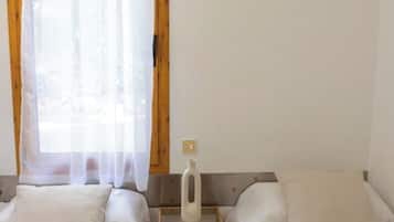 2 slaapkamers, een strijkplank/strijkijzer, reisbedje, wifi