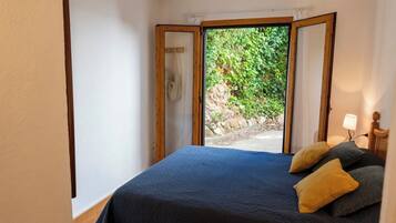 2 bedrooms, iron/ironing board, travel cot, WiFi