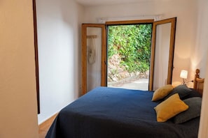 2 bedrooms, iron/ironing board, travel cot, WiFi
