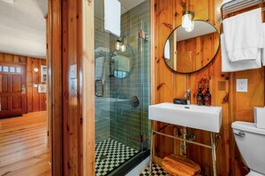 Dusche, Haartrockner, Handtücher, Toilettenpapier