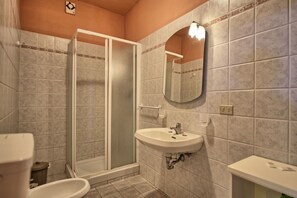 Shower, hair dryer, bidet - Nice apartment in villa with A/C, pool, WIFI, TV, patio, pets allowed and panoramic view (Acone)