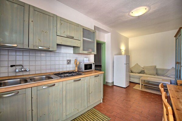 Kjøleskap, mikrobølgeovn, kokeplater og kaffetrakter/tekoker