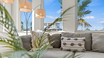 Älytelevisio, pöytätennispöytä, työhuone