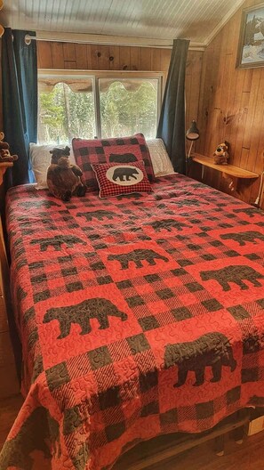 2 bedrooms, desk, iron/ironing board, WiFi - Glacier Cliffside Chalet (Essex)