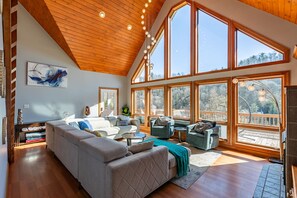 Smart TV, caminetto, videogiochi, tavolo da ping pong