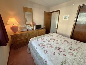 2 bedrooms, iron/ironing board, Internet