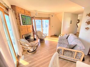 テレビ、暖炉、DVD プレーヤー