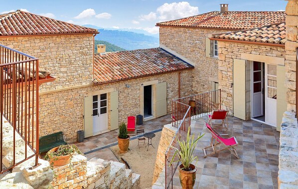 Terrace/patio - Stunning home in Issirac with WiFi (Issirac)